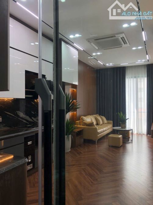 BÁN NHÀ SÀI ĐỒNG  9.X TỶ, DT: 42M2, MT: 4M,  6TẦNG, Ô TÔ ĐỖ CỬA