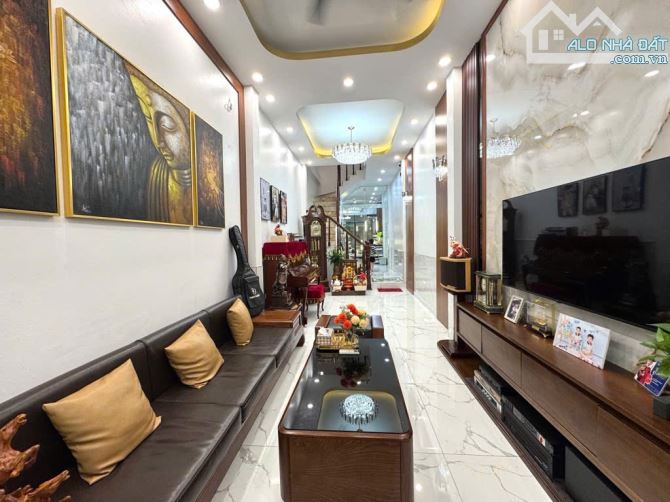 BÁN NHÀ CỔ NHUẾ 5 TẦNG, Ở NGAY, RẤT GẦN ĐƯỜNG Ô TÔ, NHỈNH 6 ĐỒNG CÓ THƯƠNG LƯỢNG