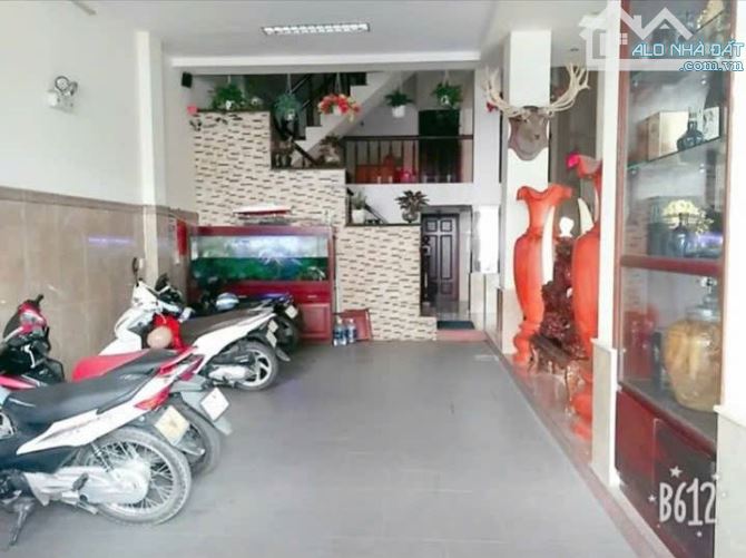 Bán khách sạn 5 tầng đường Hà Huy Giáp phường thạnh Lộc quận 12