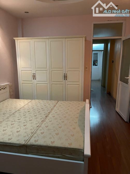 Cho thuê nhà Trần Quốc Hoàn 50m2 5 tầng thông sàn giá 18tr khu phân lô ô tô đỗ.