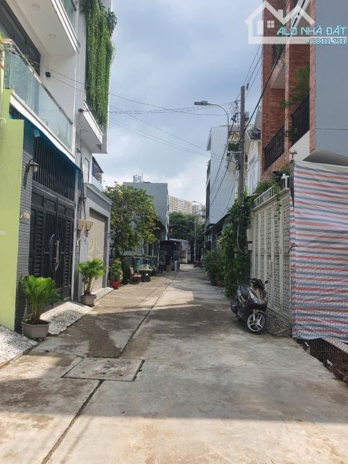 Đất lọt khe sổ hồng riêng đường 6m HL80 ngang 4,2m dài 12,3m .giá 3,4tỷ