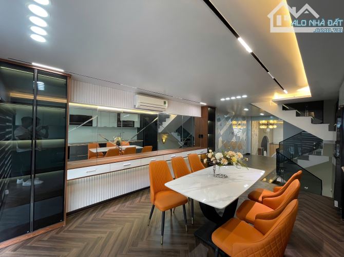 Nhà 5 tầng độc lập có thang máy mặt đường khu vực Đằng Lâm