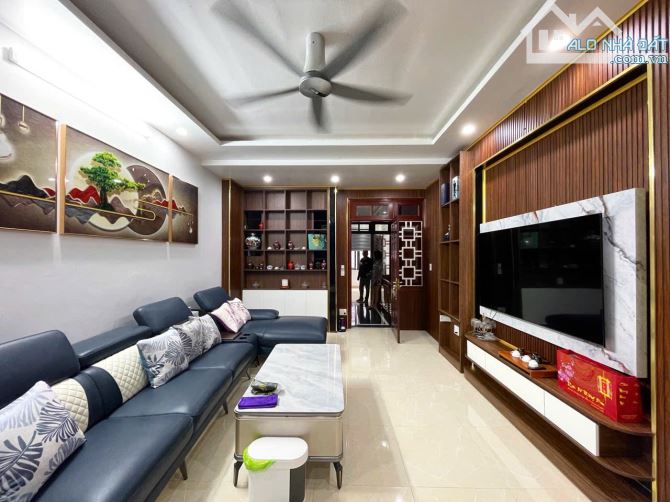 Nhà 5 tầng thang máy phố Văn Cao - 61m2 - Bắc - 6,8 tỷ thoả thuận