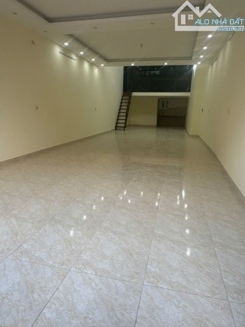 Cho thuê nhà riêng 2 tầng tại Ngô Gia Tự – Long Biên, thông sàn, kinh doanh mọi mô hình