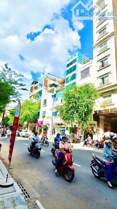 Bán Nhà 4 Tầng, Lê Thánh Tôn Quận 1, DT: 54m2, Đối Diện Chợ Bến Thành, Giá 2X Tỷ (TL)