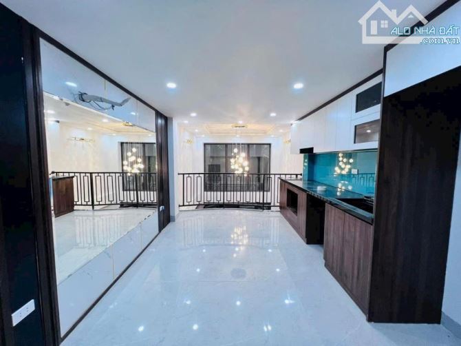 HOÀNG QUỐC VIỆT NHÀ MỚI 7 TẦNG 40M Ô TÔ SÁT NHÀ VÀI BƯỚC RA PHỐ.