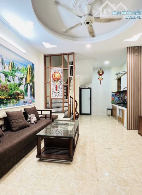 BÁN NHÀ BÁT KHỐI LONG BIÊN,NGAY CẦU VĨNH TUY ,DT 31m*5TẦNG GIÁ 5,15TỶ