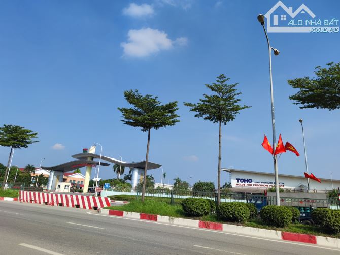 HIẾM - 4 T.Ỷ CÓ ĐẤT 50M2 TẶNG NHÀ C4 Ở NGAY, GẦN KCN, CÁCH CẦU THĂNG LONG 2KM