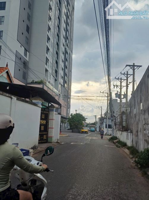 Bán nhà 2 tầng, 67m2, ngang 5m, 4pn gàn Làng ĐH Dĩ An nhỉnh 3 tỷ