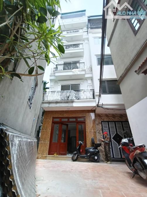 nhà phố chuẩn 2025, thang máy xịn. gần oto. xây mới . tiện nghi đời đơi.