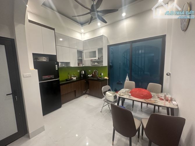 Bán nhà phố nguyễn đức cảnh 42m2 4 tầng mặt tiền 4m - Ô tô đỗ cổng - Giá 9.1 tỷ