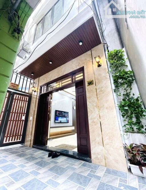 GẦN HỒ ĐỀN LỪ - LÔ GÓC - SÁT Ô TÔ - CHỈ NHỈNH 7 ĐỒNG - PHỐ HOÀNG MAI - 40M x 4 TẦNG.