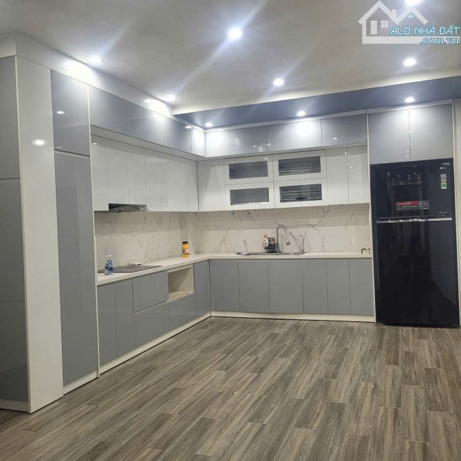 BÁN NHÀ THẠCH BÀN, 6.X TỶ, DT42.5M2, 5 TẦNG, MT: 4M, Ô TÔ 20M, VỊ TRÍ TRUNG TÂM AEON - 1