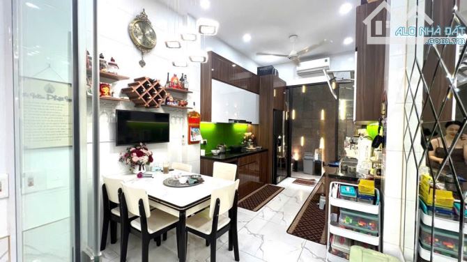BÁN NHÀ CỔ NHUẾ 5 TẦNG, Ở NGAY, RẤT GẦN ĐƯỜNG Ô TÔ, NHỈNH 6 ĐỒNG CÓ THƯƠNG LƯỢNG - 1