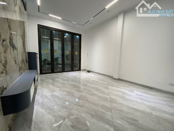 NGAY NGÃ TƯ VỌNG - NHÀ MẶT NGÕ THÔNG - GẦN PHỐ - CHỈ 180TR/M - PHỐ GIẢI PHÓNG - 35M - 1