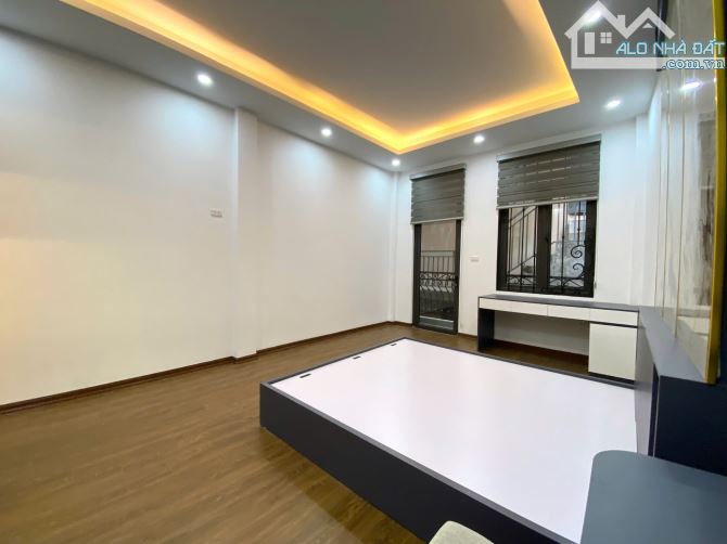 NGAY NGÃ TƯ VỌNG - NHÀ MẶT NGÕ THÔNG - GẦN PHỐ - CHỈ 180TR/M - PHỐ GIẢI PHÓNG - 35M - 2