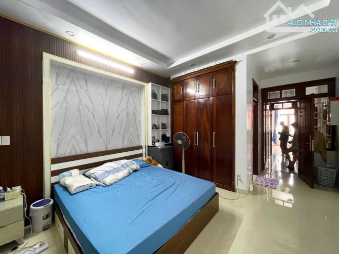 Nhà 5 tầng thang máy phố Văn Cao - 61m2 - Bắc - 6,8 tỷ thoả thuận - 3