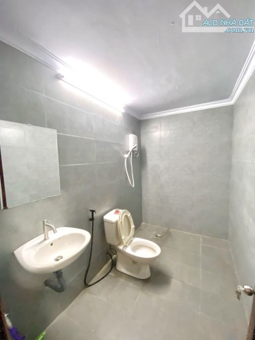 NHÀ 4 TẦNG KHU PHÂN LÔ ĐƯỜNG HÀ HUY GIÁP QUẬN 12 DÒNG TIỀN 40TR/ TH CHỈ HƠN 9 TỶ- DT 81m1 - 3