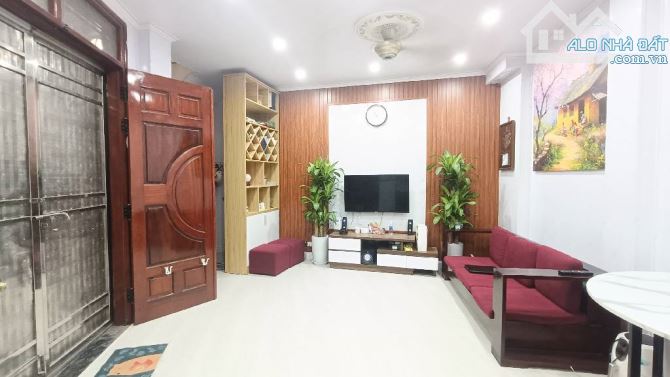 SIÊU HÓT -NHÀ MỚI 99% -FULL NỘI THẤT -Ô TÔ ĐỖ CỔNG,MẶT ĐƯỜNG BÁT KHỐI - DT :40M -5 TẦNG GI - 3