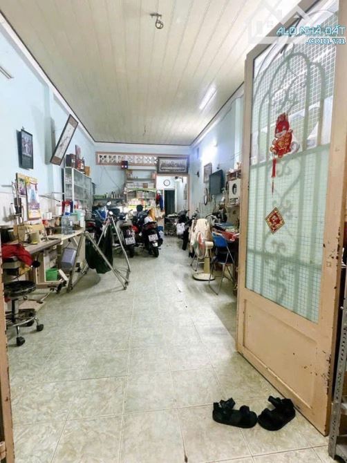 Bán nhà 2 tầng gần nhà thờ Xóm Chiếu, chỉ 7 tỷ - 4