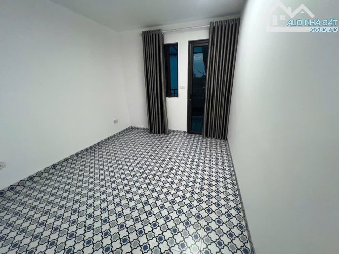Phố Hồng Hà - Q.Hoàn Kiếm : 30m2 x 5T - Sân Xe Riêng- Sổ Nở Hậu – Giá 6 Tỷ - 7