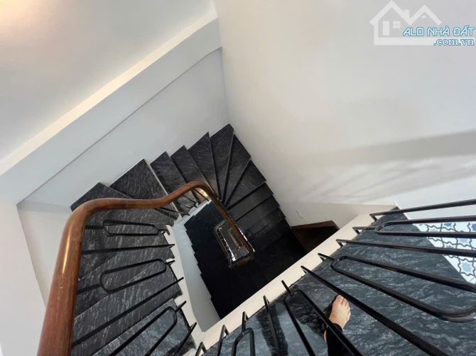 Phố Hồng Hà - Q.Hoàn Kiếm : 30m2 x 5T - Sân Xe Riêng- Sổ Nở Hậu – Giá 6 Tỷ - 9