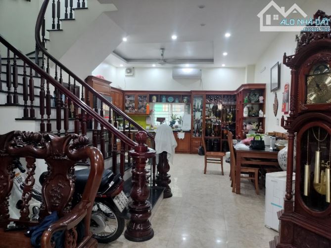 BÁN NHÀ LONG BIÊN 50M2, 4 TẦNG, NHÀ ĐẸP DÂN XÂY, Ô TÔ ĐỖ CỔNG, 8.2 TỶ.
