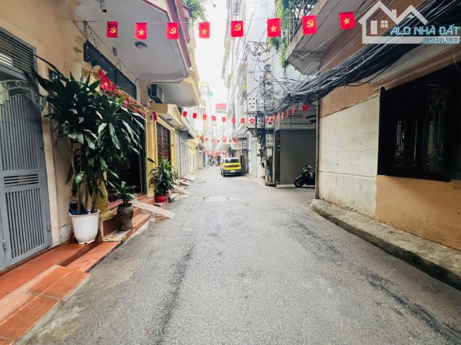 Nếu hơn 3 tỷ tìm nhà tập thể khó quá thì đây là căn nhà đất 6 tầng sổ đỏ, 1 nhà ra ô tô, c