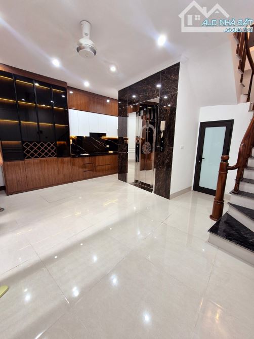 BÁN NHÀ ĐỒNG CỔ - NHÀ MỚI 6 TẦNG THANG MÁY - GẦN PHỐ GẦN Ô TÔ - TIỆN ÍCH ĐỦ