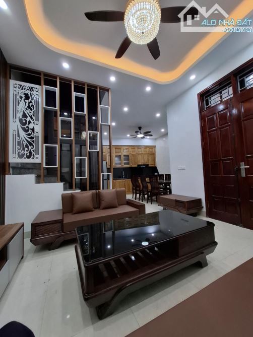 SIÊU PHẨM BÀ TRIỆU 58M2, 5 TẦNG THANG MÁY CHỈ 11 TỶ 1 NHÀ RA MẶT PHỐ CẠNH BÃI XE Ô TÔ
