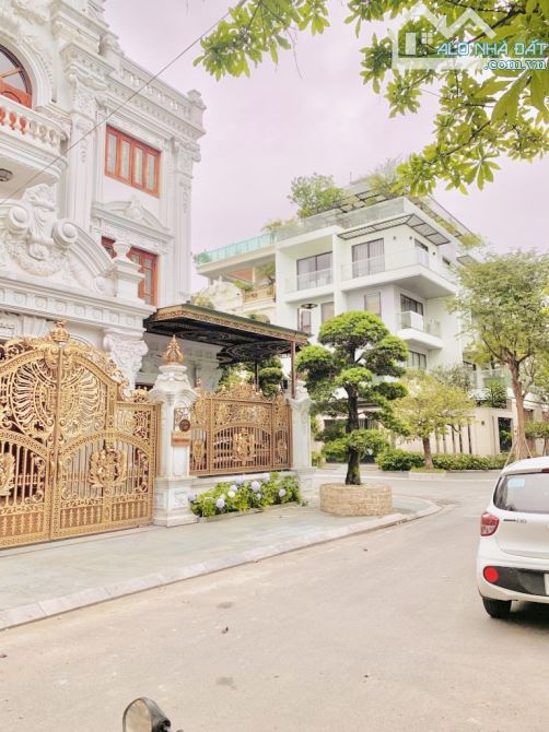 Biệt thự phong cách hiện đại tại KDT Việt Hưng, DT 190m2, MT 9.5m, thang máy, vỉa hè, ô tô