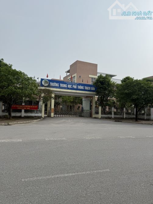 Bán đất cạnh trường cấp 3 Thạch Bàn, 2 mặt tiền ô tô, 60m2, mặt tiền 5m, giá nhỉnh 11 tỷ.