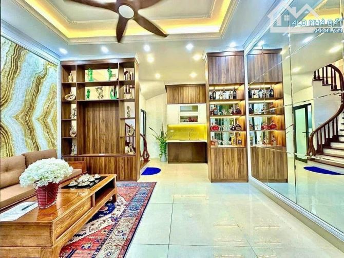 Nhà đẹp - 33m2, 5 tầng - Ngõ rộng, 60m ra ôtô tránh - GẦN ĐẠI HỌC NGOẠI THƯƠNG - 8.4 TỶ