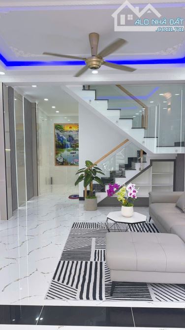 Nhà Đẹp Thị Trấn  Hóc Môn – 2 Tầng – Xe Tải Tới Tận Nhà – Giá Mềm SHR