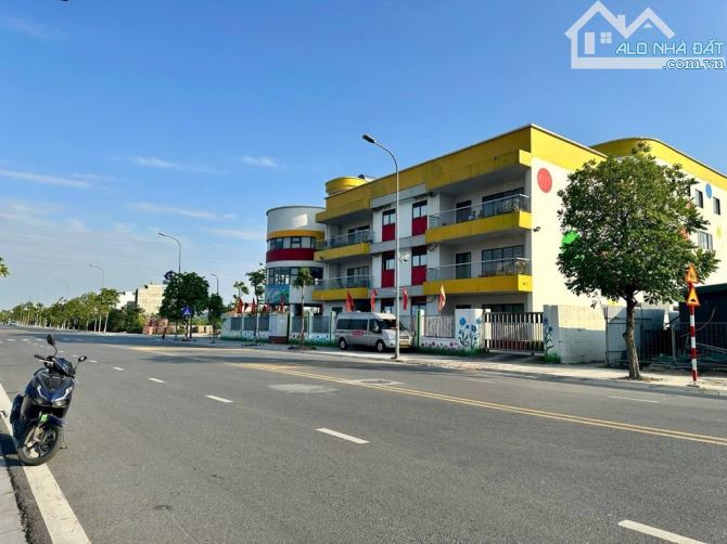 Bán đất cự khối mặt đường 40m , dt 35m² , mt 4,7m phân lô vỉa hè kinh doanh giá 10,9 tỷ TL