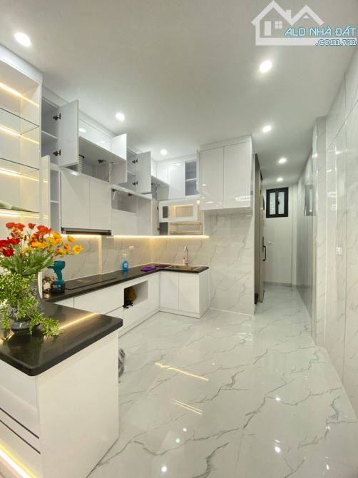 Cực Đỉnh Nguyễn Phúc Lai- DT 39m x 5 Tầng Thang Máy- Giá 14 .8 Tỷ