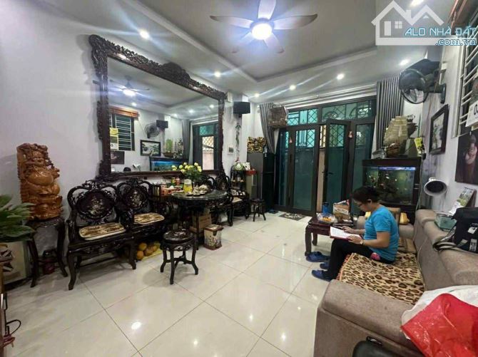 Bán nhà phố Thái Thịnh lô góc 3 thoáng gần ngã 4 Tây Sơn 40m2 5 tầng 10m ô tô tránh 8.8 tỷ