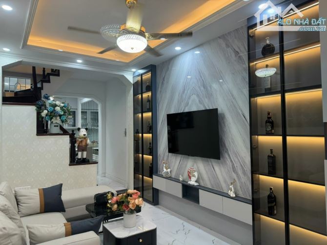 🌟 Bán nhà Cầu Giấy, cách 2 nhà mặt phố, ô tô, nhà mới đủ nội thất - 30m - 8,6 tỷ