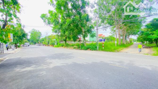 Cho thuê đất 2.200 m2 góc 3 mặt tiền biệt thự Cồn Khương