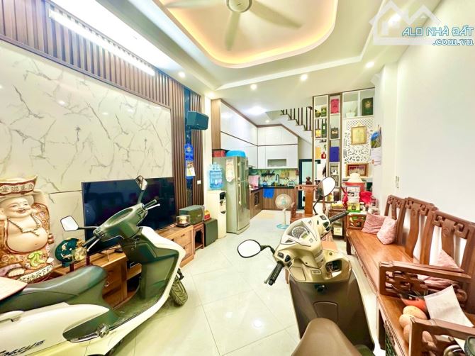 Bán nhà Phố Hoàng Mai, ô tô lùi tận cửa, ngõ nông rộng thoáng 33m2 giá chào 6.8 tỷ