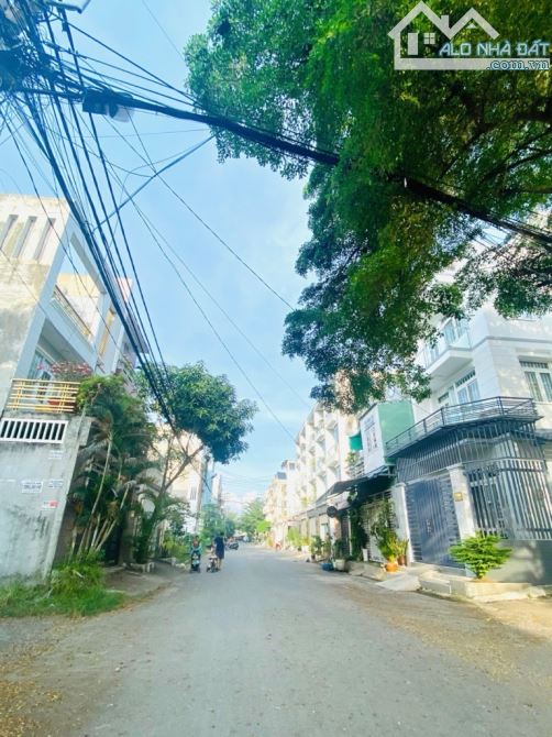 Bán nhà 3 tầng, đâò tông nguyên, hẻm xe hơi, thị trấn nhà bè, giá 6.5 tỷ