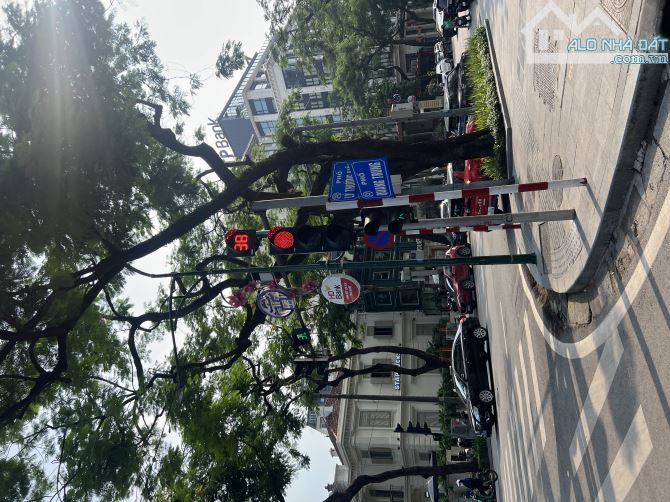 BÁN NHÀ 2 TẦNG - 60M2- PHỐ QUANG TRUNG - HOÀN KIẾM - HƠN 10 TỶ - 1
