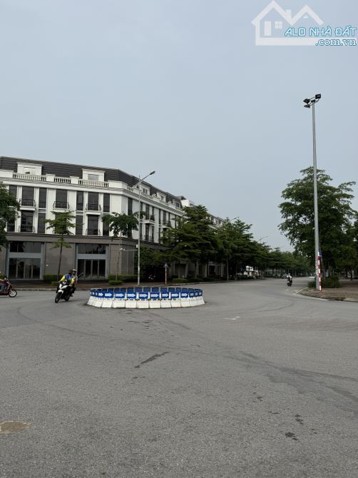 Bán đất cạnh trường cấp 3 Thạch Bàn, 2 mặt tiền ô tô, 60m2, mặt tiền 5m, giá nhỉnh 11 tỷ. - 1