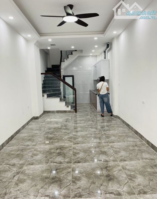 Hồ Tùng Mậu 5 tầng mới-36m,vị trí trung tâm đắc địa, ngay cạnh siêu thị Thành Đô - 1