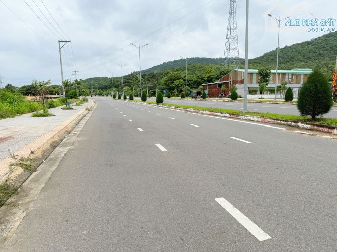 Bán 3.800m2 View Núi Có 300 Thổ Ngay Mặt Tiền Tuyến Tránh Bà Rịa - 1