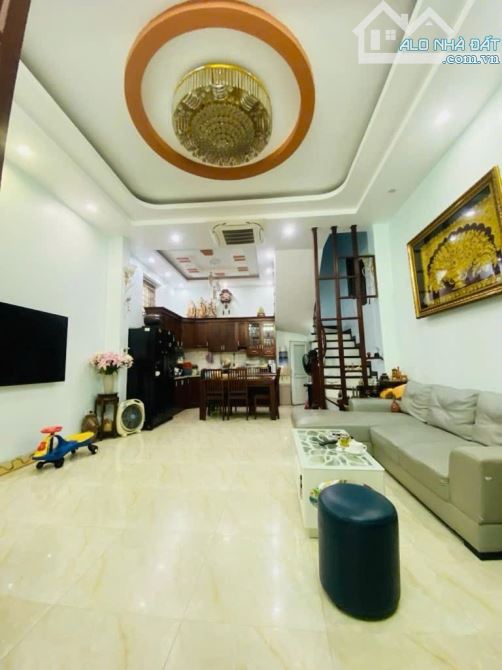 Cầu Giấy - 48m2 - 5 tầng - Mặt tiền 4,6m - Lô góc - Kinh doanh - Ô tô 16 chỗ đỗ cửa - 1