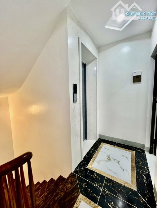Bán nhà thang máy, ô tô đỗ cổng, mới, 33m2x5T - 1