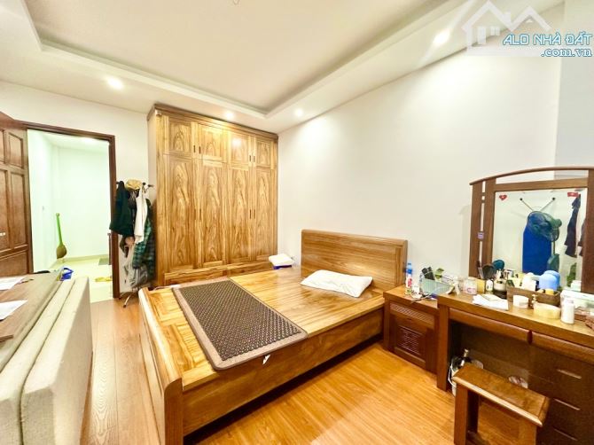 Bán nhà Phố Hoàng Mai, ô tô lùi tận cửa, ngõ nông rộng thoáng 33m2 giá chào 6.8 tỷ - 1