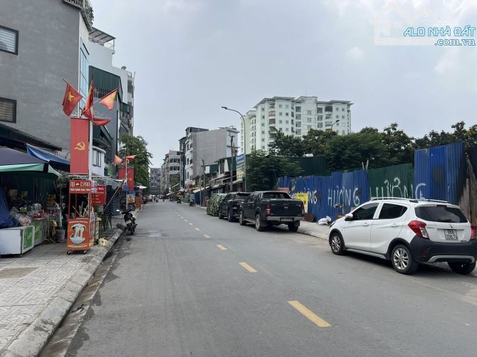 BÁN ĐẤT LÔ GÓC NGUYỄN XIỂN. DT 633 M. MT 35 . ĐẲNG CẤP NHẤT HÀ NỘI . VỈA HÈ . Ô TÔ TRÁNH