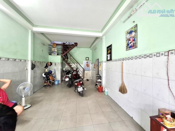 👦 HẠ 800tr. CHỦ BÁN NHANH NHÀ 54M2. 3 TẦNG. HẺM 6M THÔNG. LẠC LONG QUÂN TÂN BÌNH. 5,9 Tỷ. - 2